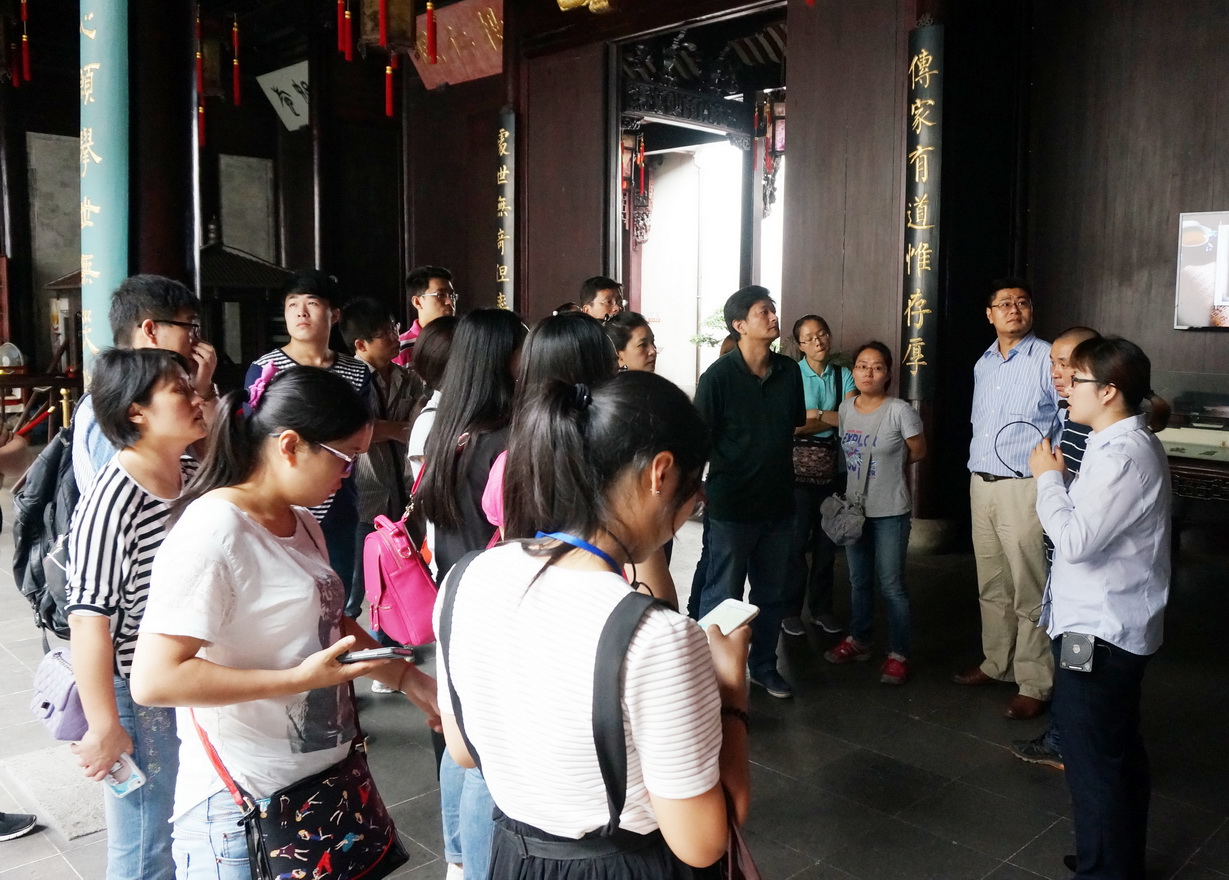 组织专业工程师考察近代修缮的仿古建筑