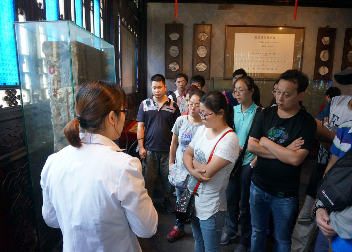 组织专业工程师考察近代修缮的仿古建筑